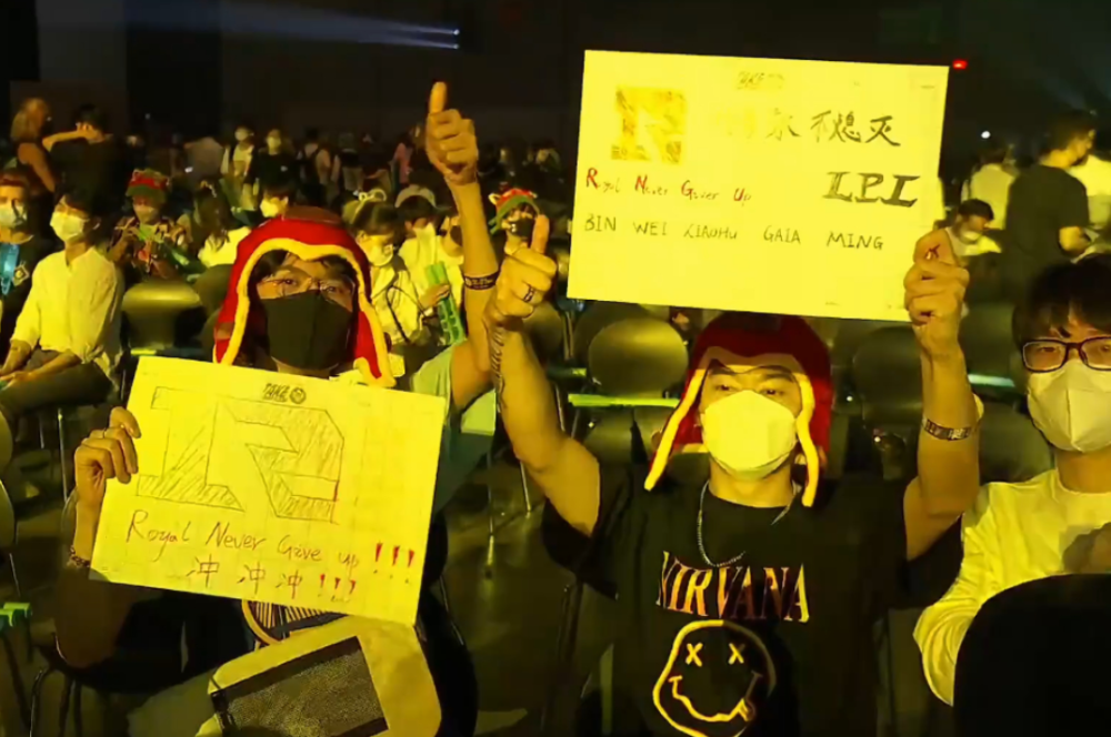 RNG晋级决赛官推整活！韩国釜山现场粉丝加油：LPL永不熄灭