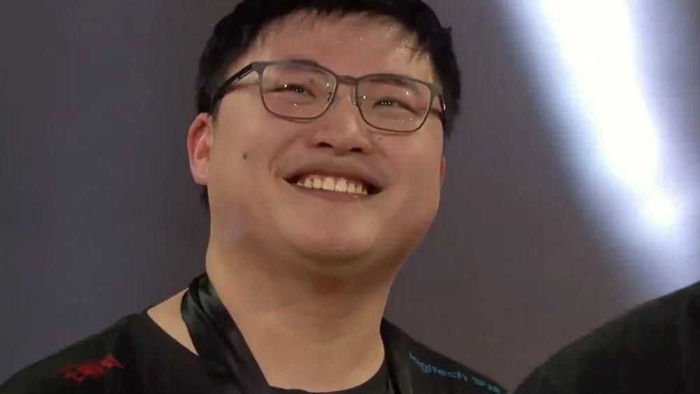 LCK解说再度成为众矢之的！扬言Uzi不配和Faker相提并论！