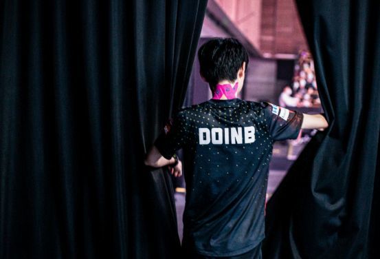 不给LPL超级号也是亚军！硬币哥锐评RNG击败T1：Mid gap！