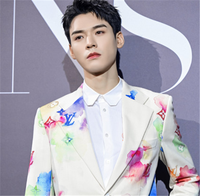 三位男明星庆RNG夺冠，最有诚意的是mayumi，晒两套cos造型祝贺