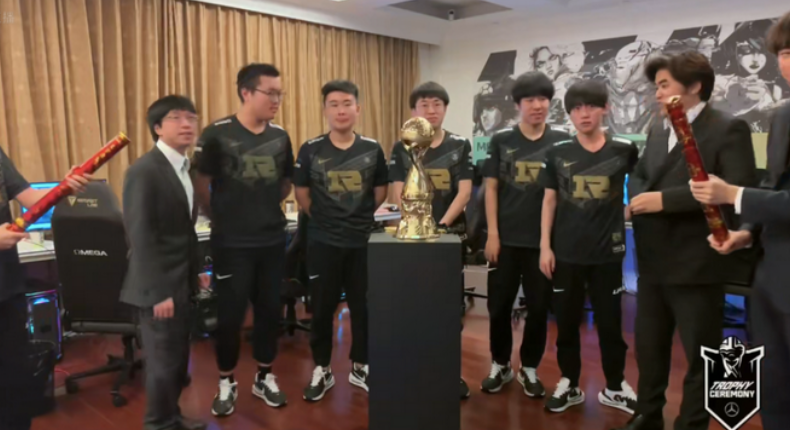 RNG与T1比赛暴露出设计师重大失误，水友：这还打什么