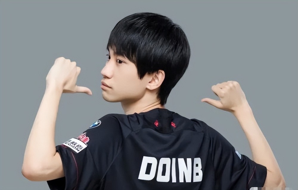 Doinb直播频频出事故，夹在中间进退两难