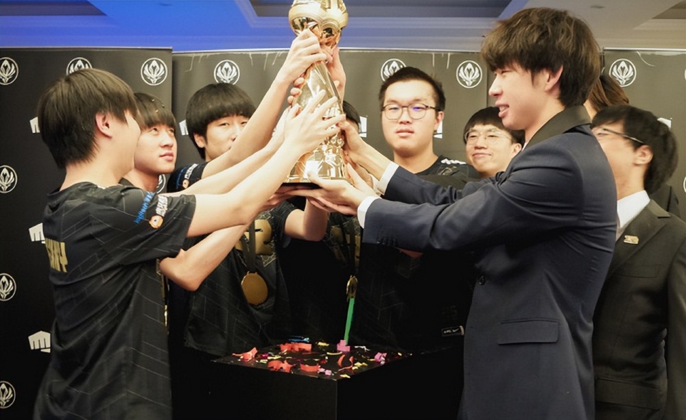 RNG全开麦说出心里话，T1面子丢没了，姿态：不用留面子，大胆说