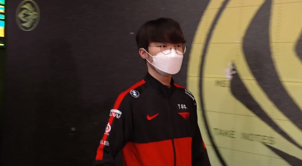 “RNG重拳出击，Faker失魂落魄”，T1又一现场画面公开，李哥麻了