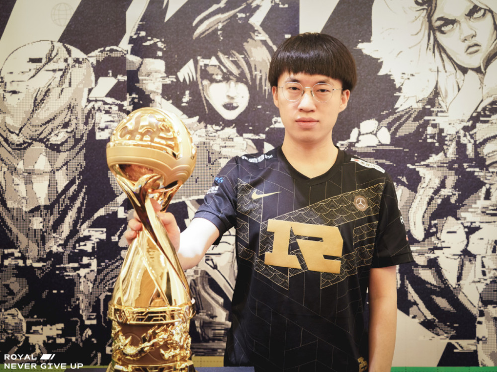 继厂长，UZI后小虎成为第三人！阿布狂吹小虎：行业标杆选手