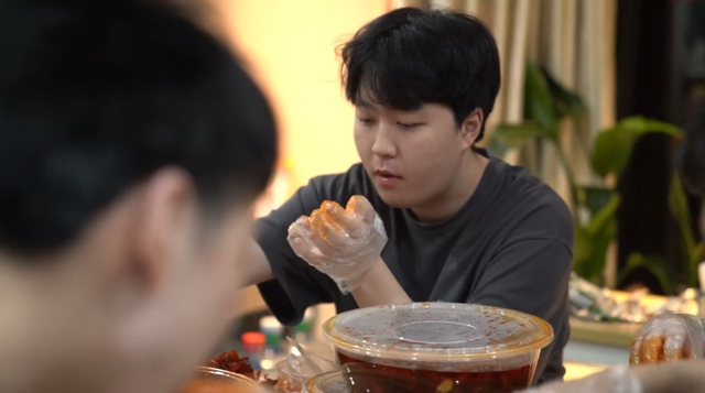 JDG官博晒夜宵视频引围观，LPL观众直呼酸了，369却不见踪影！