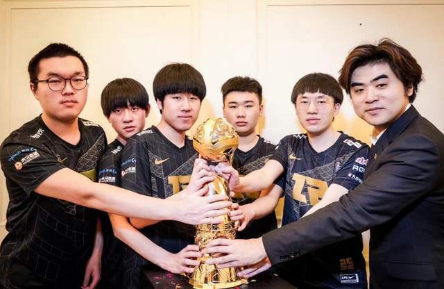 EDG教练阿布透露，RNG第一场没打完，朱开就来寻求帮助