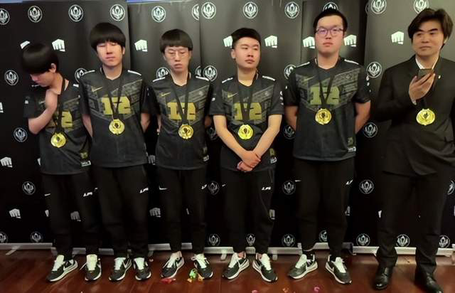 姿态：金雨下到T1那边去了，不知道的还以为T1夺冠了呢