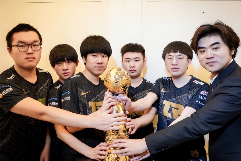 舆论压力太大，T1老板都认输了，心疼Faker，北枫：我的偶像倒了