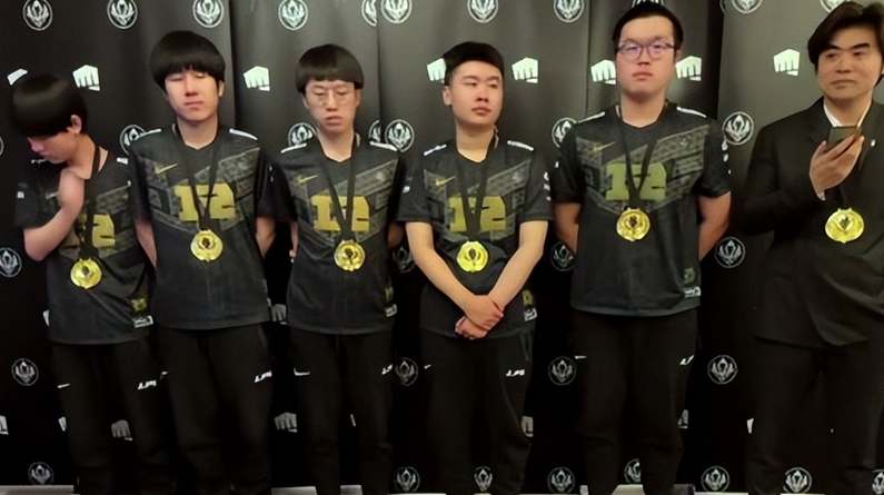 张嘉文享受到了RNG的顶级待遇，这就是LOL大主播牌面，好兄弟真强