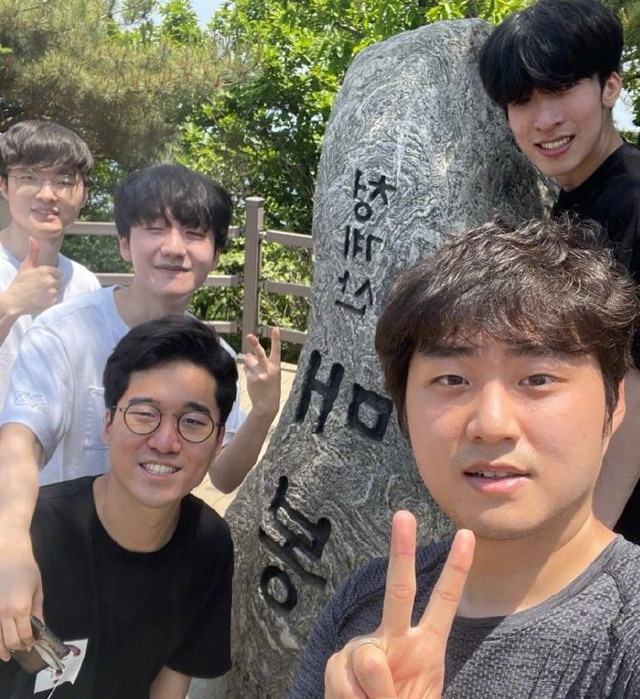 MSI失利后Faker与老队友爬山出游，抠门人设仍旧不改！