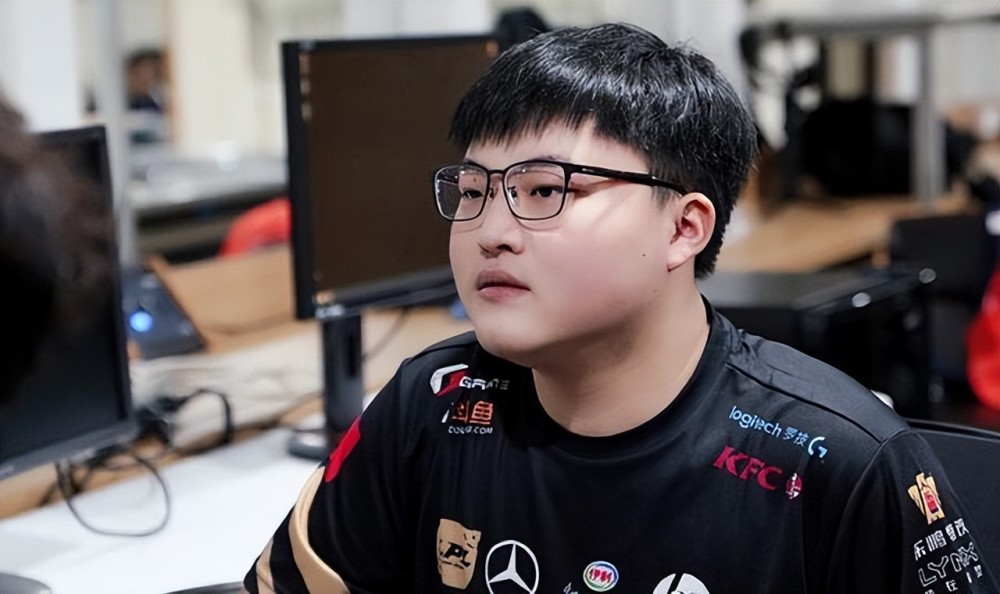 Uzi透露：我夏季赛只能休息了，没办法如果自己再强一点就好了