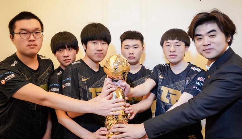 Bin现身BLG基地，气氛融洽，圈内人：外行人才会说他弱