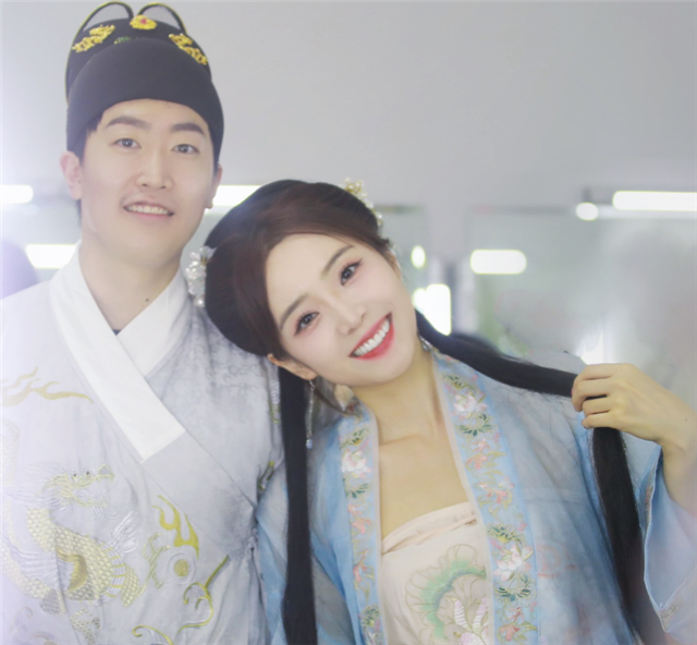 管泽元、余霜又营业，双双戴上戒指代表已订婚？古风照可当订婚照