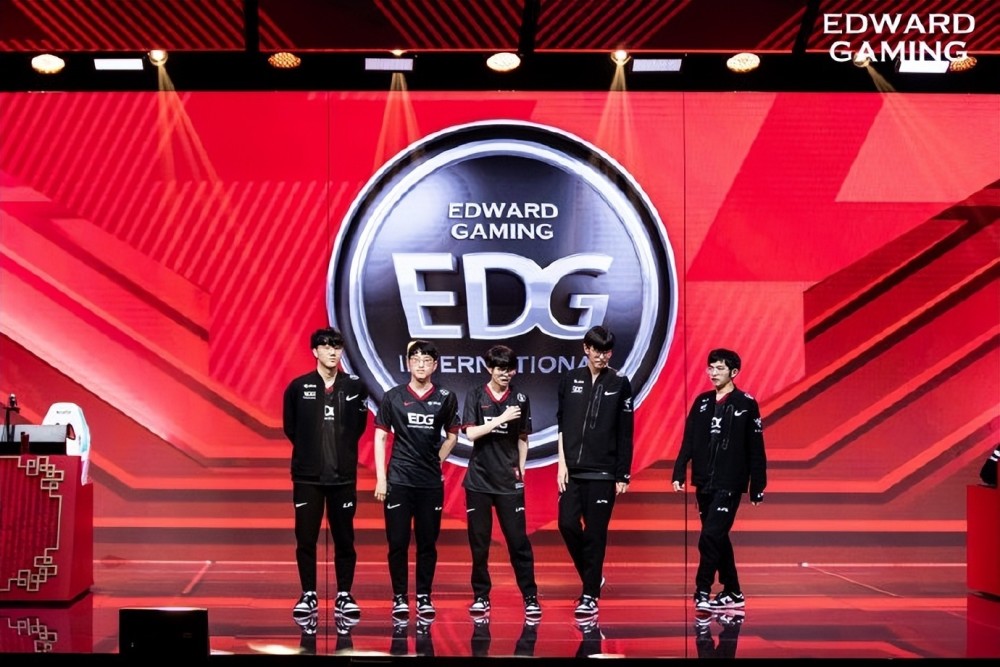 EDG不敌V5后，官博沦陷！粉丝嘲讽：Scout飞机这么臭，还一直选？