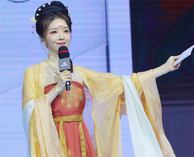 余霜前后两年不同国风造型，哪次赢了？LPL设计得越来越没特点了