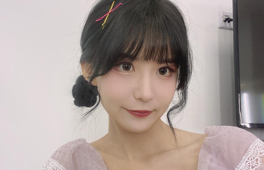 解说瞳夕被冲后，LPL官方马上提拔新人，长相可爱声音很嗲