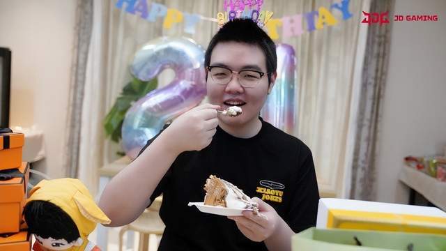 369生日牌面拉满，JDG官博发文祝福，稳坐C位队友手势成亮点！