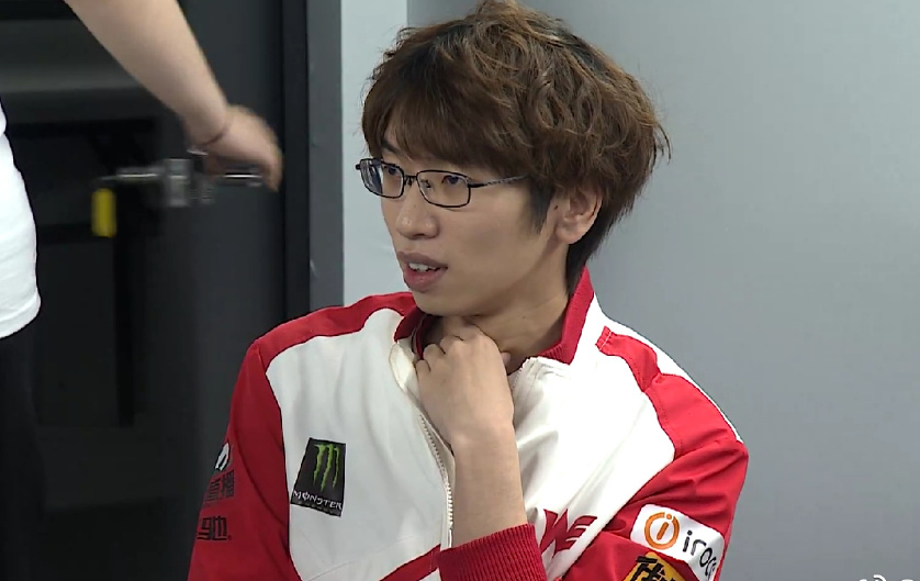 继记得之后，957也被冲了！因直播玩Viper老公的梗，微博惨遭爆破