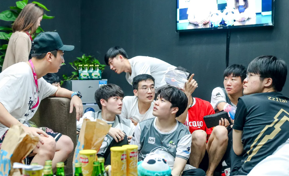 一胜难求，老前辈姿态直言IG只会打架，解说LPL节目效果爆炸