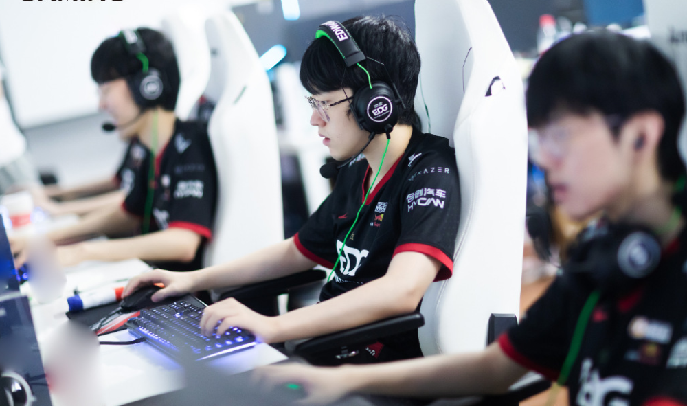 EDG轻松零封UP，韩援双核承包MVP，下一场对决是重头戏