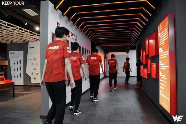 昔日LPL御三家，WE七连败基本无缘季后赛！硬币哥中路对决小虎