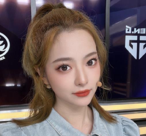 时隔2年，LOL最捞女解说一笔姐宣布回归LPL，水友直接抵制？