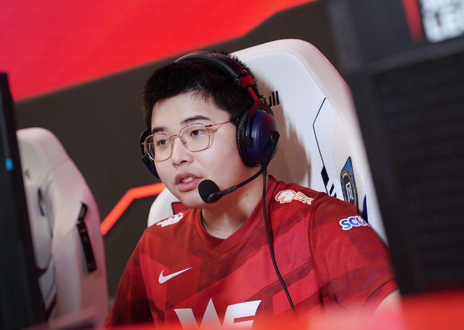 颗粒无收，却雇一堆人看饮水机？WE要输到何时？