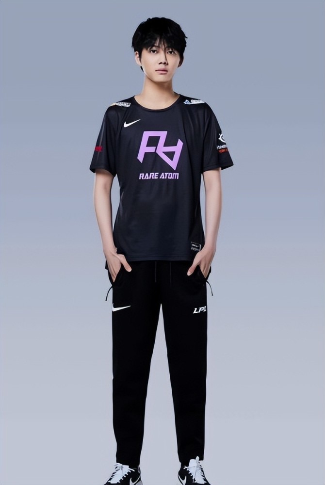 小乐言新女友曝光！和周姐不无关系？或许是第二春！