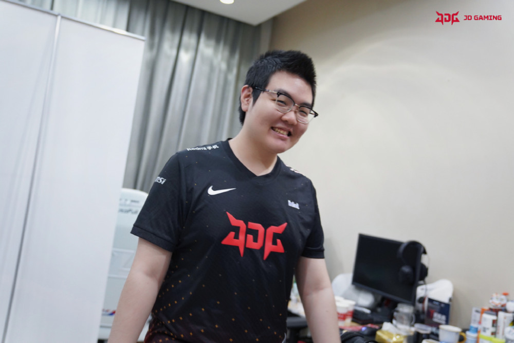 JDG成为第一支进入季后赛的队伍！LNG新上单狂吹Doinb