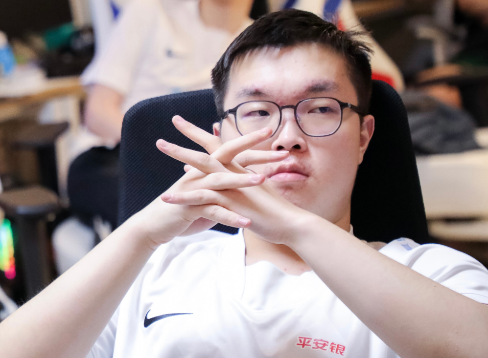 网友热议双陈之战：BLG换来换去，有没考虑过是上单的问题？