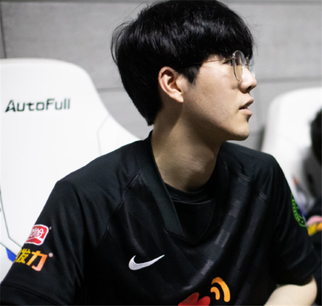 解说记得终于向theshy“服软”？瞳夕一声不吭，鼓鼓直呼想要老公粉