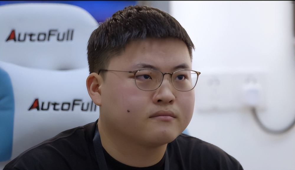 LOL：Uzi罕见提及BLG转会内幕，引援花费过亿了，钱没花到正地方