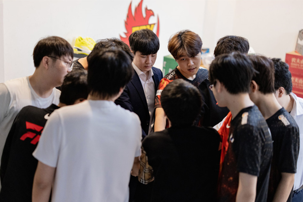 FPX击败LPL最大黑马！Lwx希维尔出奇效，AL迎来魔鬼赛程