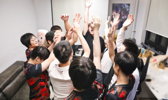 LPL积分榜呈阶梯式，弱队早已摆烂，真正的强队只有三支！