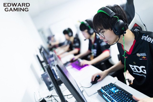 LPL德比大战！EDG经典轮换让淀粉们有点迷：赢比赛换人？