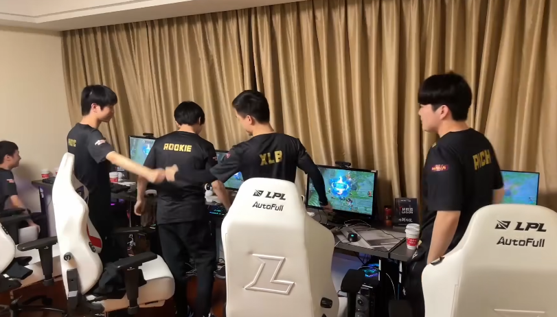 V5晋级，小钰采访Rookie，甜蜜满屏，网友：张导不哭，你有Rita