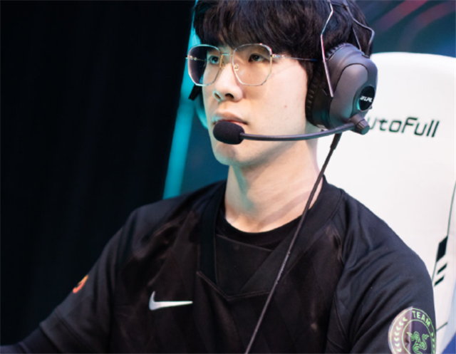 LNG请了个路人来打比赛？RNG退役选手毛遂自荐：找我们三个去试训吧