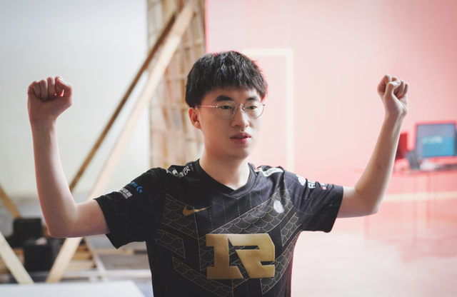 RNG翻盘EDG语音曝光，小明冷静指挥教练朱开激动怒吼！