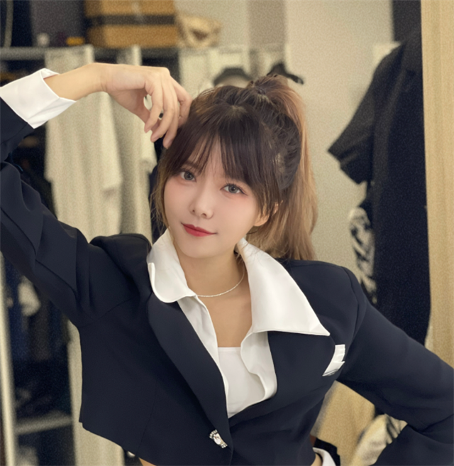 LPL女主持、女解说换形象，穿西装的“小助理”造型，谁更好看？