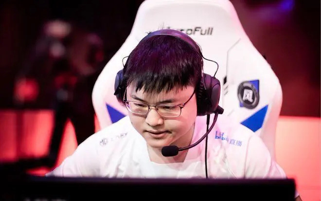 兄弟你什么冠军？Uzi新账号被网友质疑，其视频正面回应来了