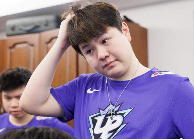 TES轻松击败UP，zoom被新人上单教育，被海外网友集体嘲讽