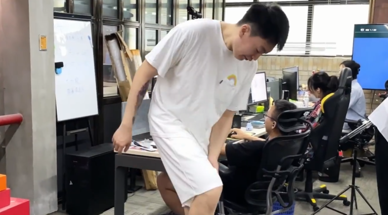 管泽元米勒隔空solo整活，模仿联盟历史各种名梗，恶搞不断！