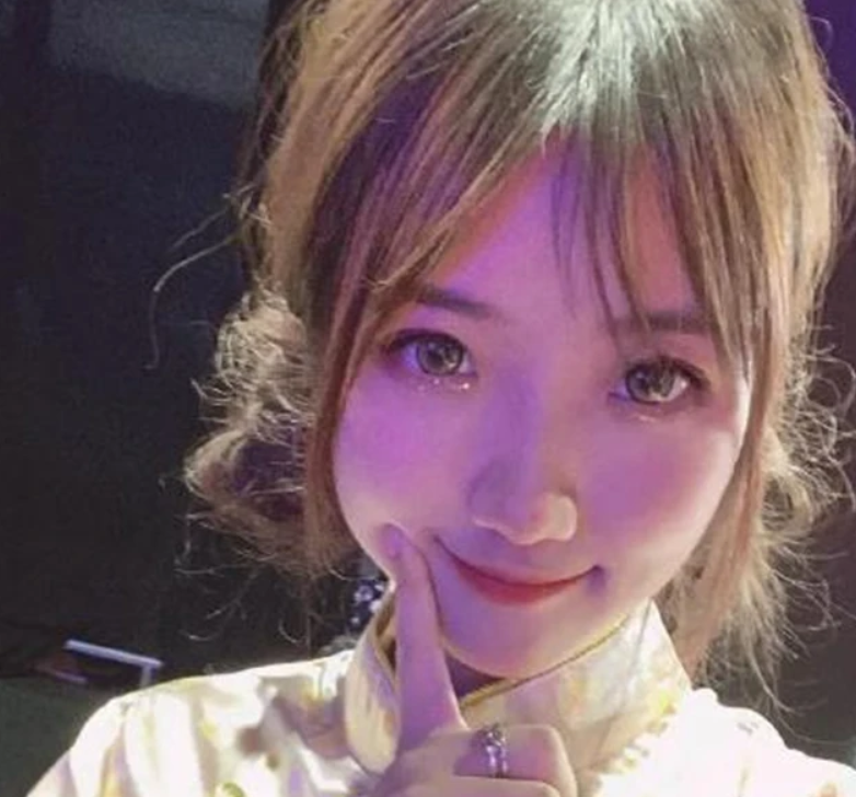 LPL新晋女解说被质疑代打？两个号全都是MVP，闪现位置还不一样