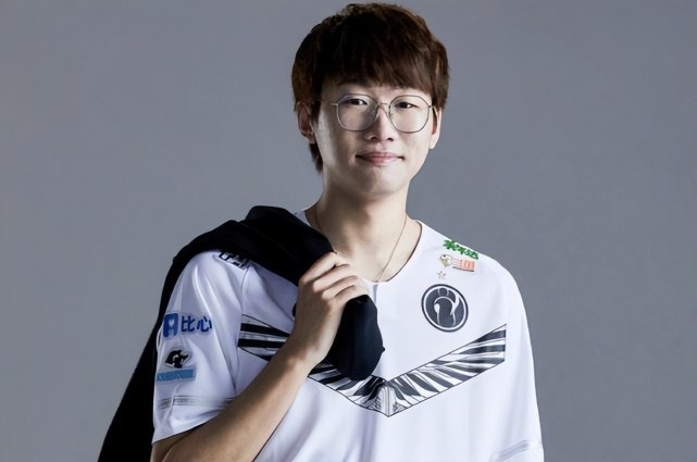 宁王心目中电竞经理最强阵容，上单Theshy第一，打野位置是小天