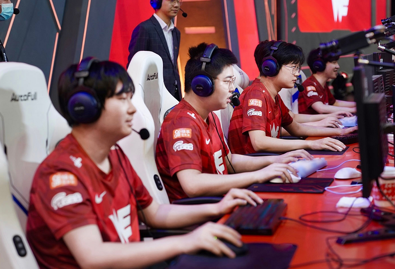 WE主教练脚神被开除？发文向粉丝致歉，网友：有可能是被迫辞职！