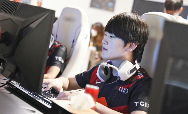 LPL第八周最佳阵容公布：JKL连续三周上榜，小虎当选MVP