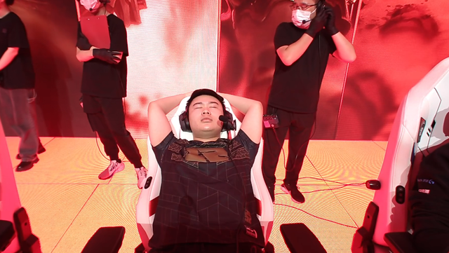 LPL线下赛恢复首日，Wei和Betty上演赛前“睡觉”名场面