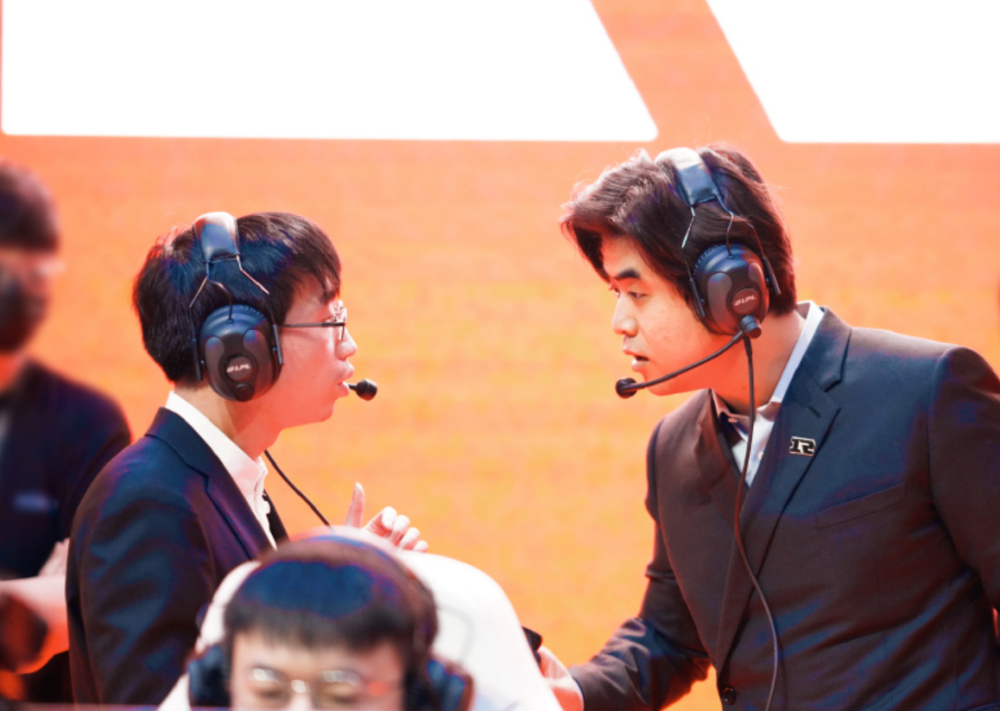 “还没比赛就躺平！”LPL回归线下，RNG、AL联手创造世界名画！