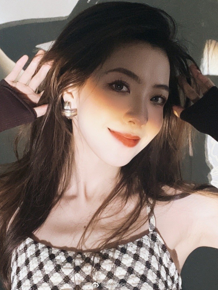 LPL主持人希然晒照：晚意借北风